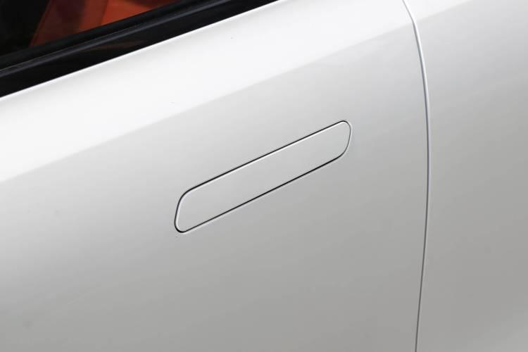 工信部被气得够呛，这回是真的怒了。干完隐藏式门把手，又开始干半幅式方向盘，看看还