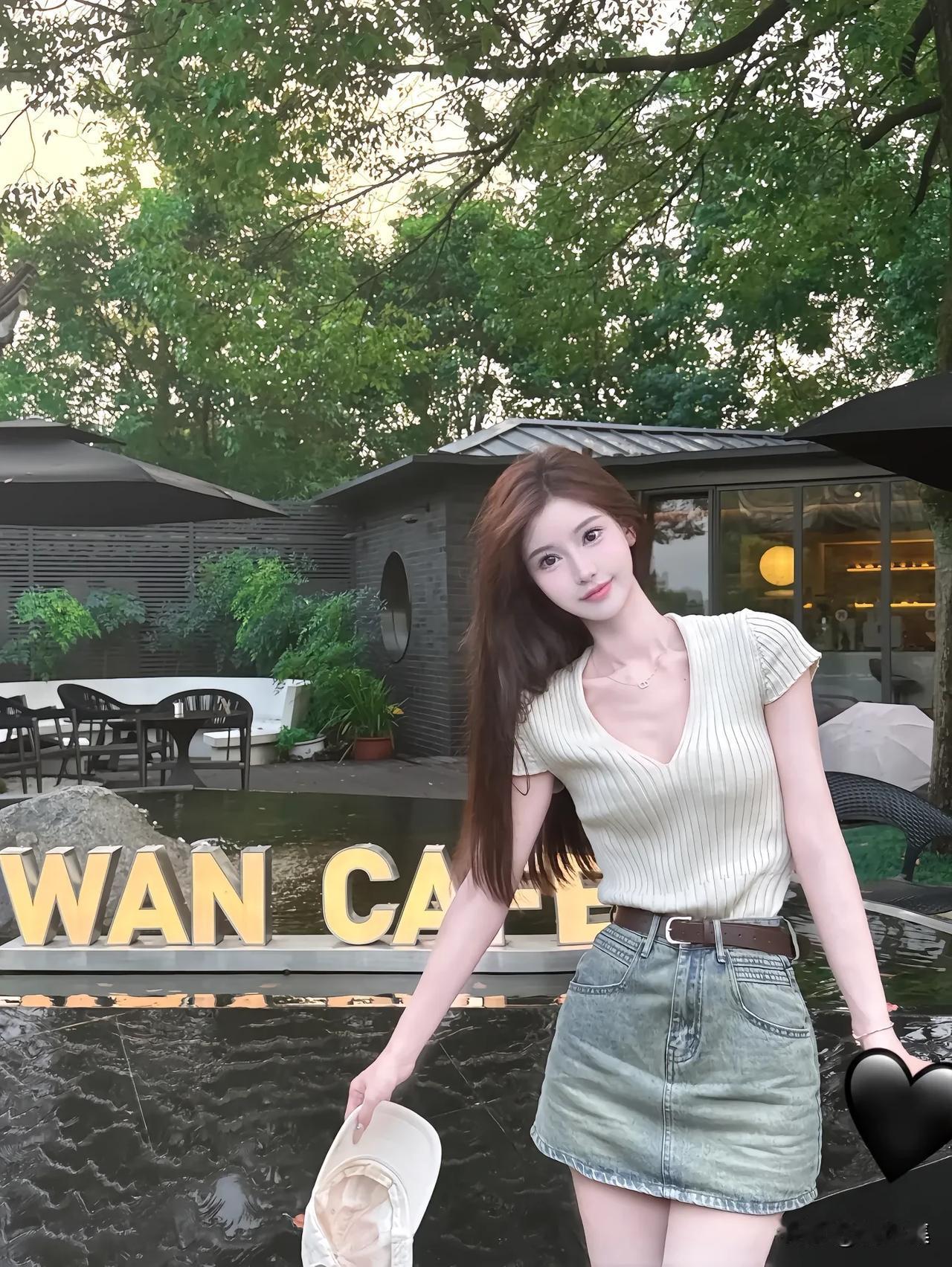 绿树掩映中，美人倚栏立。
