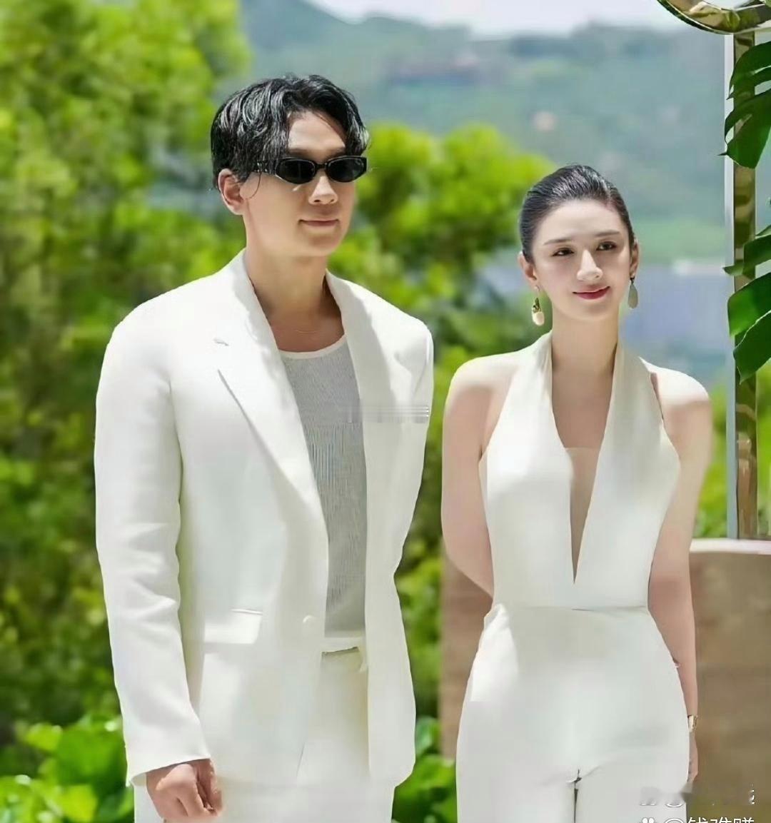 黄奕站Rain旁，瞬间成韩剧女主。