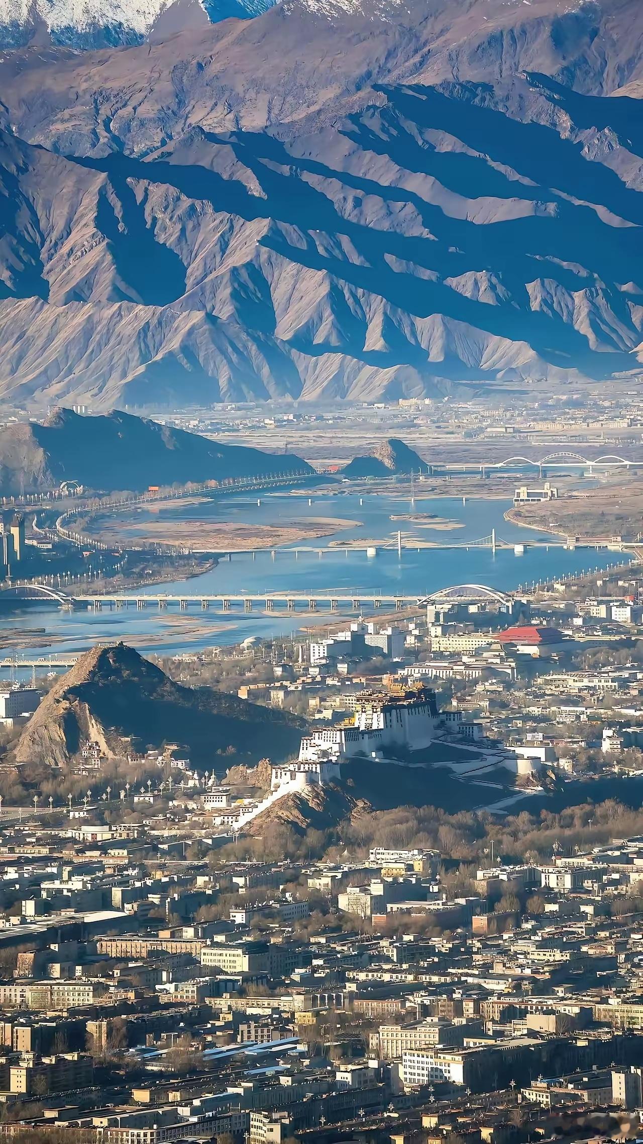 换个角度看拉萨，感觉布达拉宫在一堆土丘上，和周围的山脉没法同日而语。