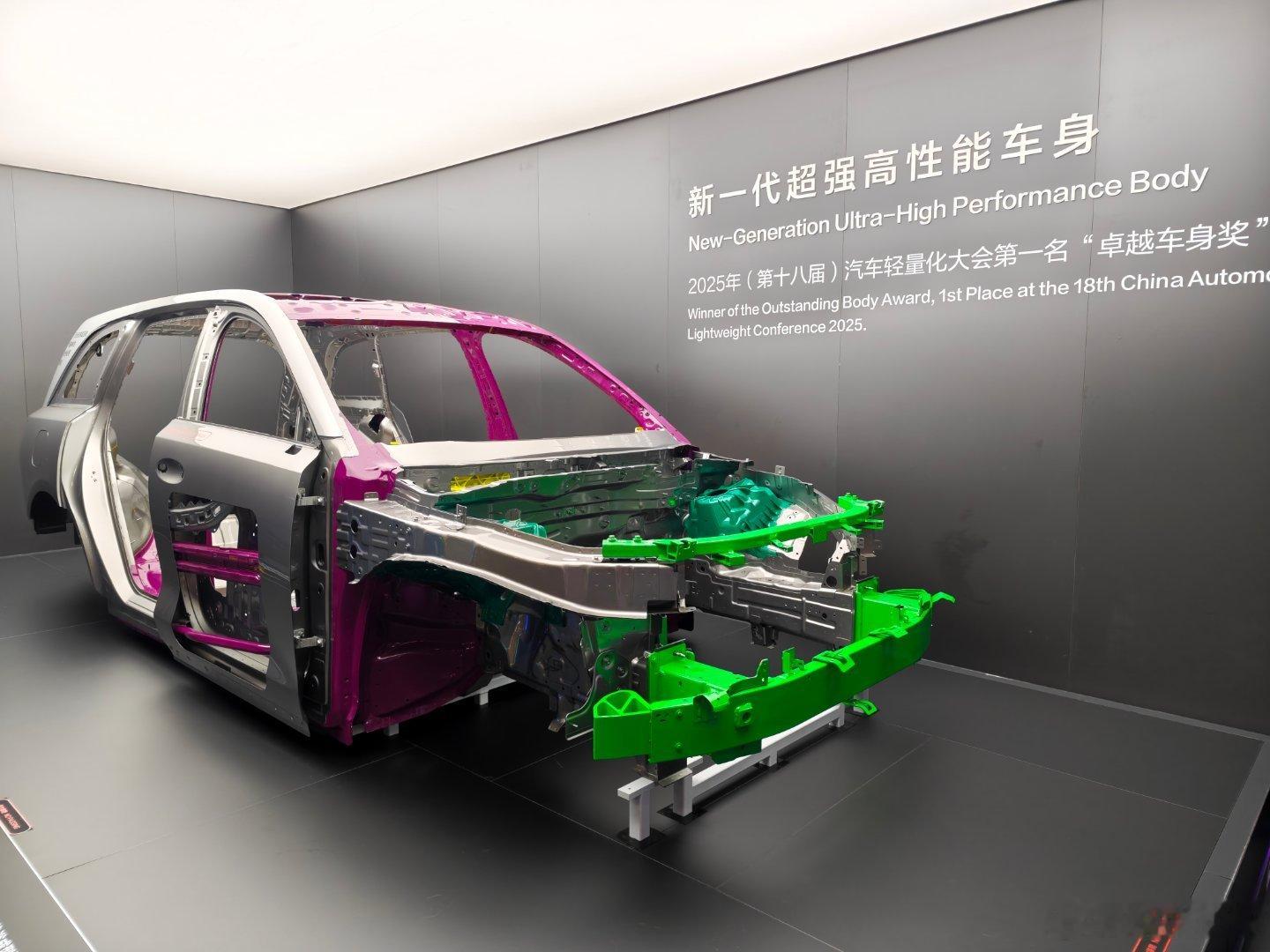 打卡#2026成都车展#长城魏牌展台！魏牌V9X、V8X、高山和摩卡全系集结。这次也是头回看到​大五