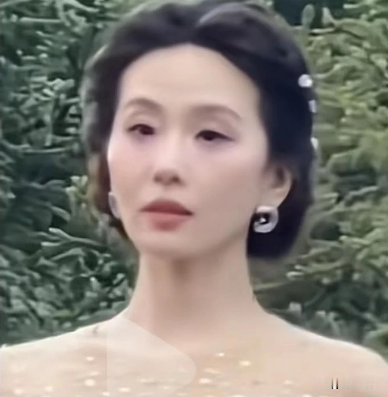 同是嫁人生子，唐嫣比刘诗诗还大4岁，可这状态差得不是一星半点。唐嫣眼里还有光
