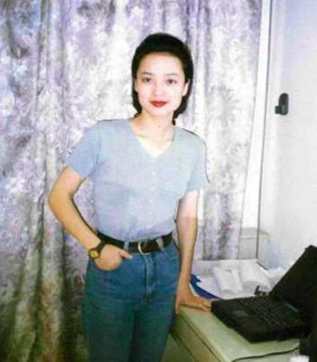 张纪中和前妻樊馨蔓在一起时，比前妻大15岁的他当年发型还没狮子头，前妻挺娇妻的。