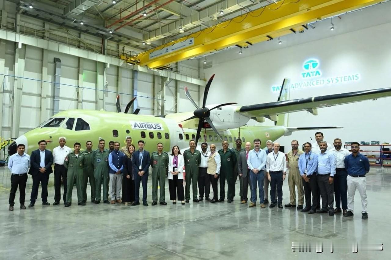 🇮🇳印度完成首架本土化组装的空客C295飞机该项目由这家欧洲飞机制造商与