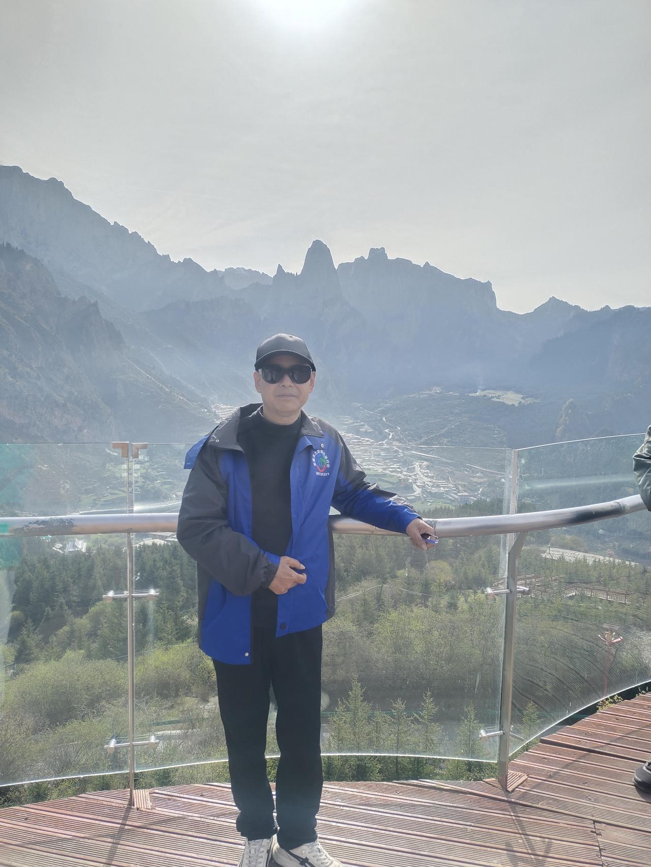 美丽的扎尕那上午八点整，旅游大巴抵达了扎尕那观景台。这里宛如人间仙境，多年来