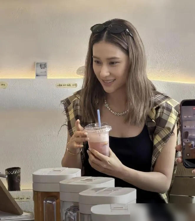 同样是赌王千金，何超莲和何超琼放一起，你才知道什么是真正的降维打击。看何超莲，满眼都是甜美。和明星闺