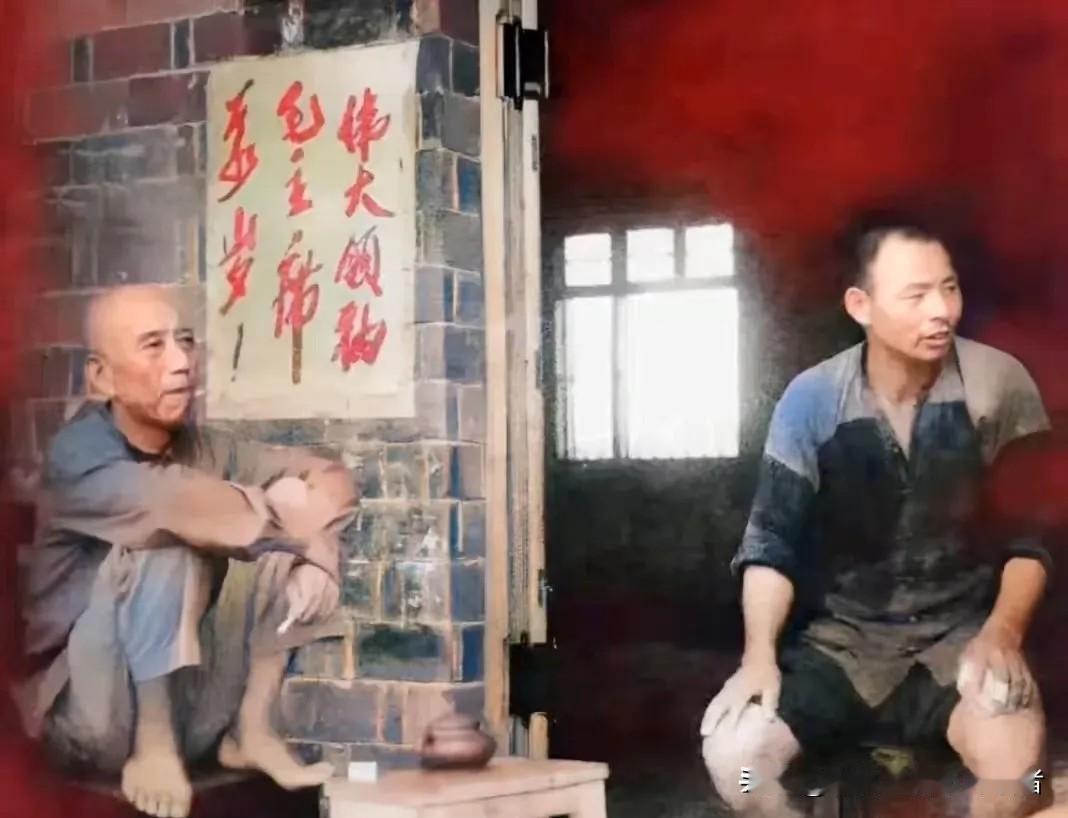 ，这位光脚蹲椅子上抽烟的光头，是开国上将、农垦部长王震。1969年10月下旬，王