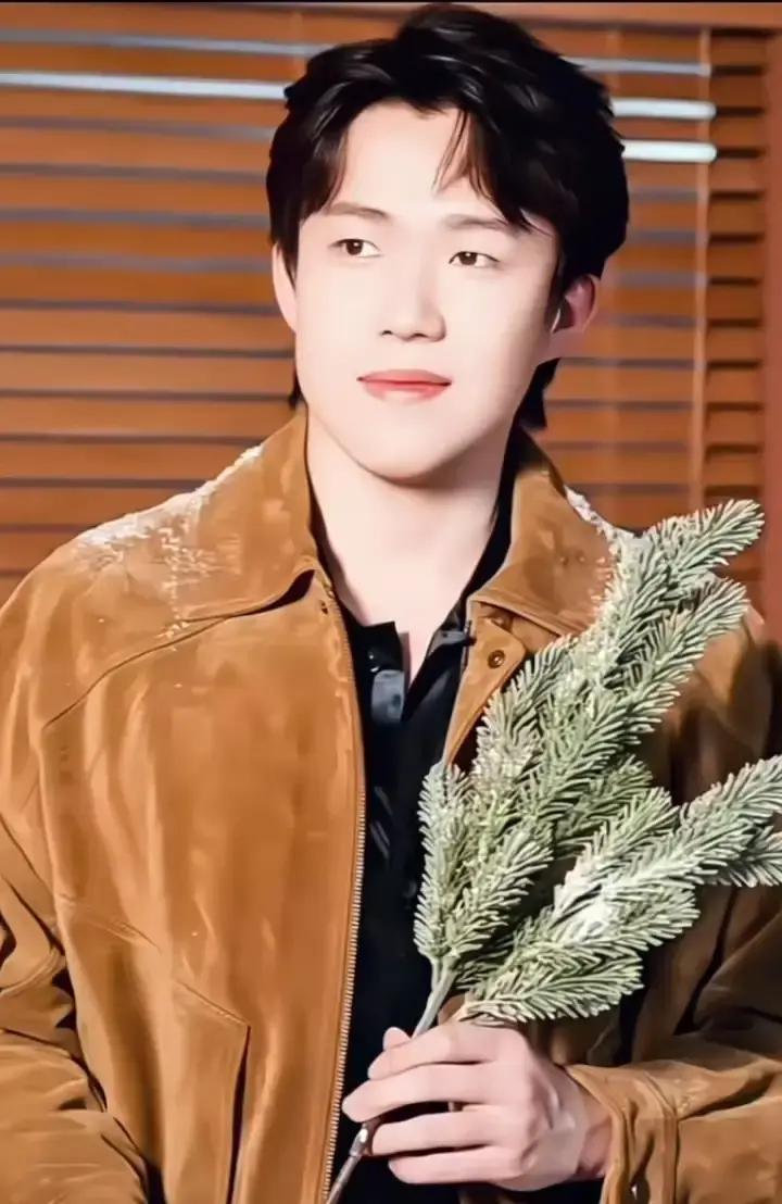 头哥这造型，算是玩明白了。棕色外套一穿，复古味立马就来了。往那一坐，架势挺