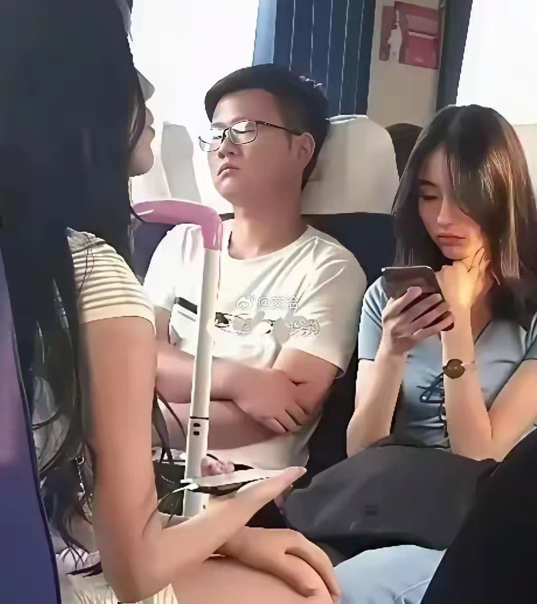 这兄弟心真大，这都能睡得着?