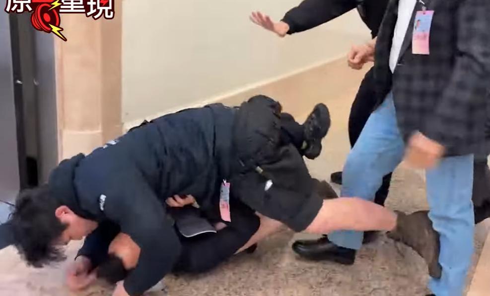 游智彬被绿营殴打蓝营无一人声援新党副秘书长游智彬今天（9日）为抗议日本反