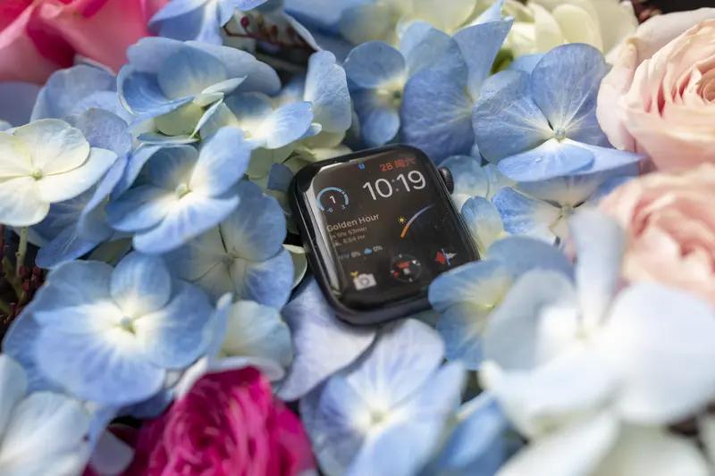 离谱！女生手表被偷，学校竟让受害者换寝？警方回应了！花4399买的苹果手表在