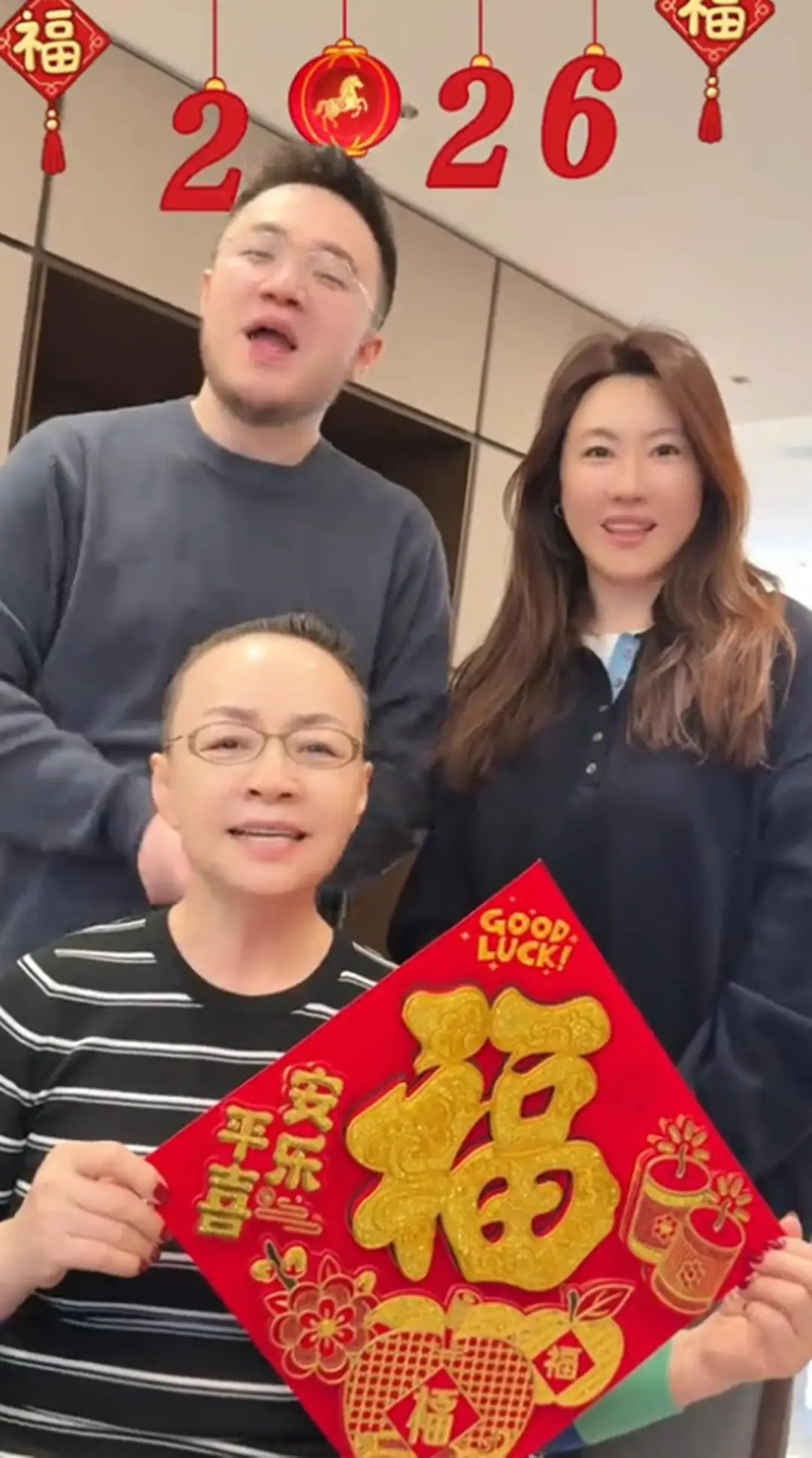 偶遇宋丹丹儿子一家，俩孙子太招人稀罕，巴图本人不胖还有点小帅