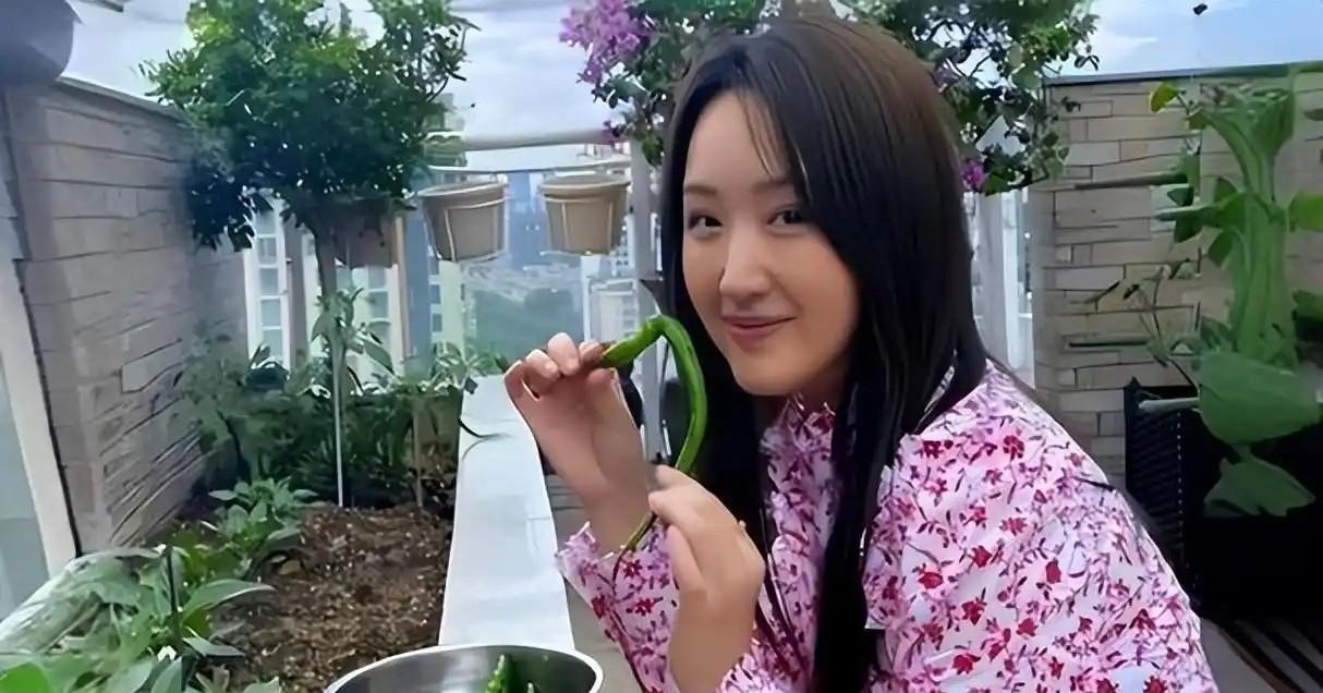 54岁的杨钰莹依然保持着少女般的容颜，众人不禁疑惑她是如何做到青春永驻的。这位