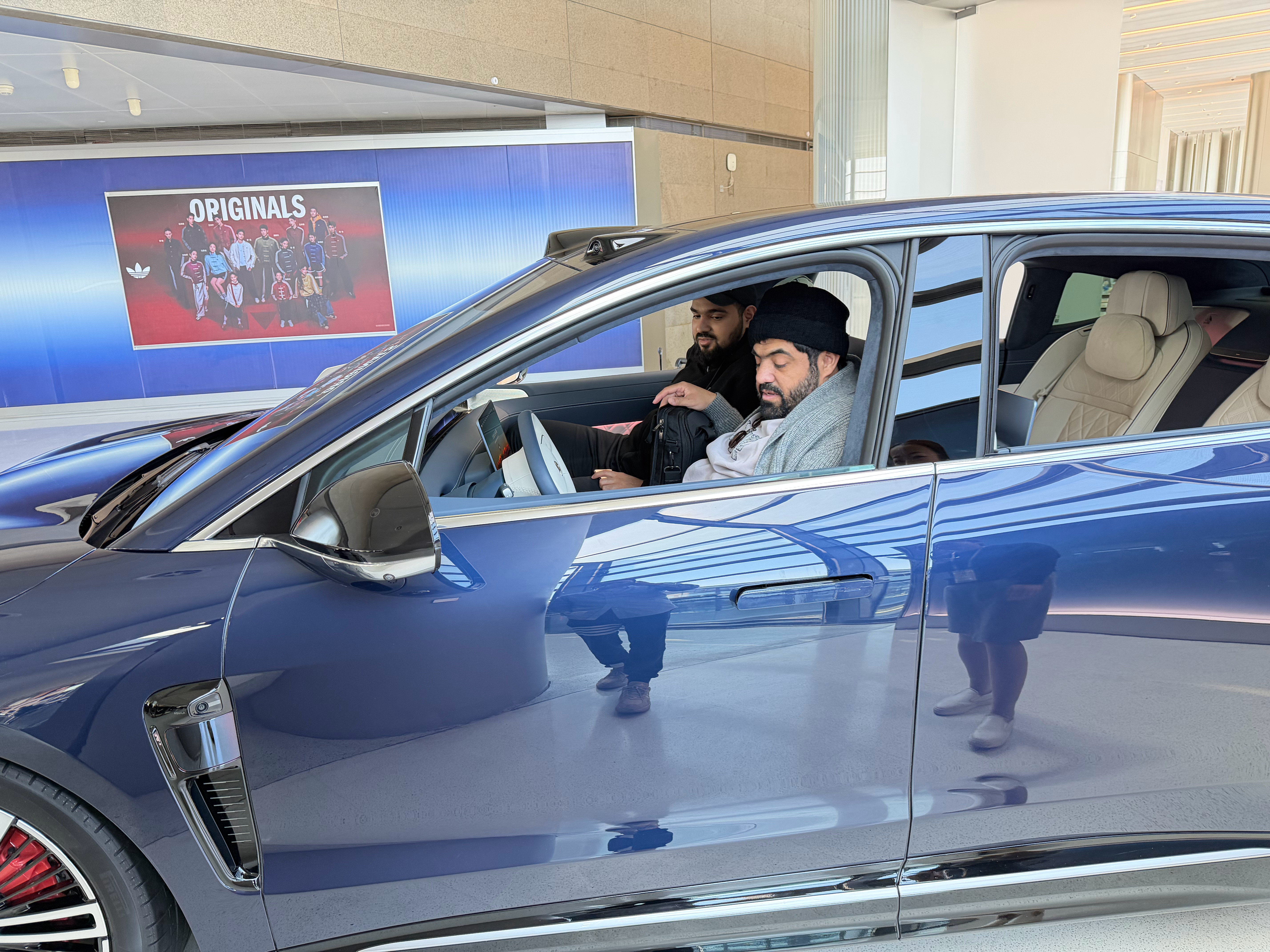 就在刚刚，我“兼职”了一把蔚来FL(国际版），我用不流利的英语+手语，带两位中东