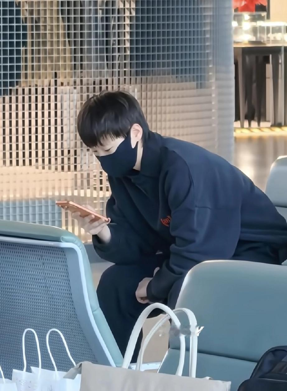 乒超联赛总决赛结束后，从南京转道上海，参加了上海交大校庆相关活动后，在上海虹桥机