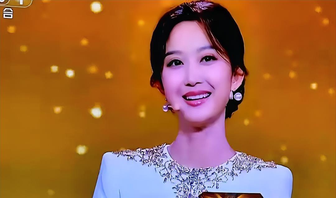 没想到，今年春晚最大的“意外”不是节目，而是这位39岁的新人女主持🎤央