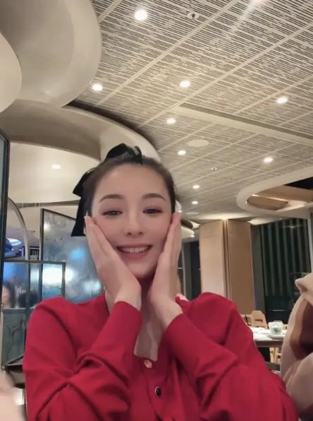 方媛母亲节超温馨与妈妈自拍被女儿亲脸
