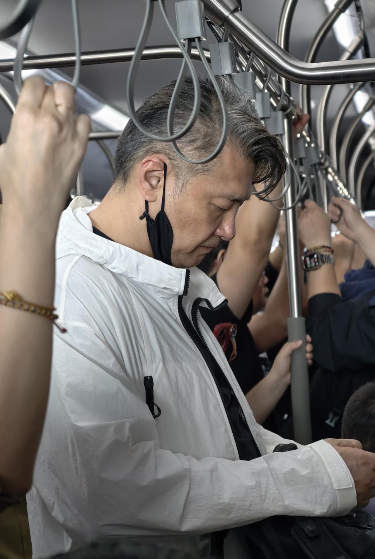 偶遇51岁演员王策坐机场摆渡车，非常低调，没抢到座位背着大包站着，他演过很多人的