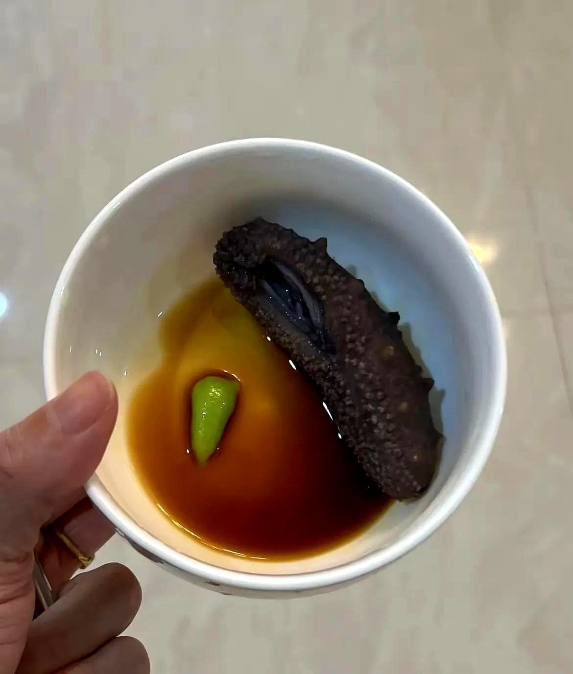 我表姐怀孕那会儿天天炫海参，跟吃零食似的。当时我还笑话她交智商税，这玩意儿又腥