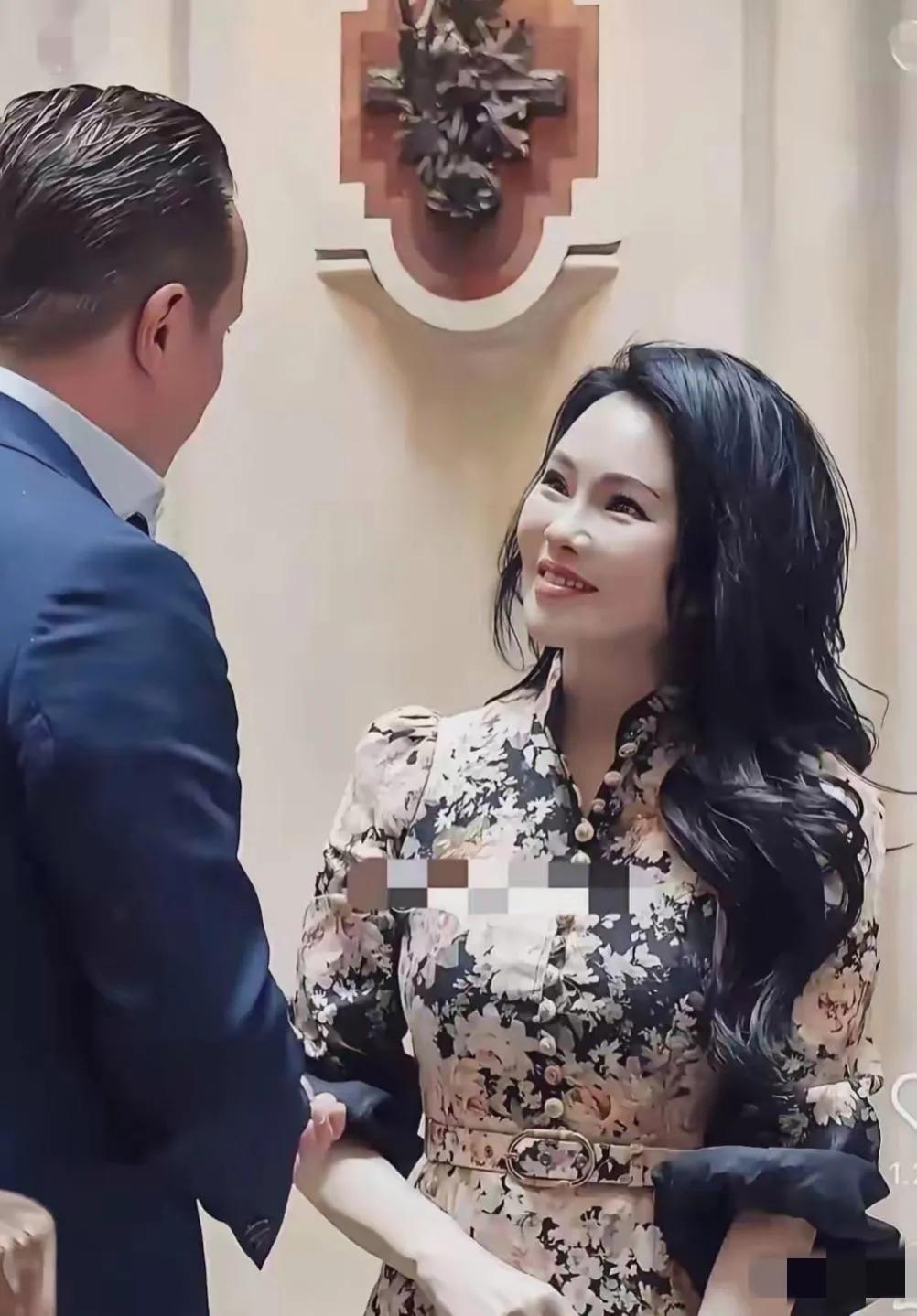 身材丰润、皮肤白皙、波浪发垂肩的伊能静看上去也满脸沧桑了，有些像时髦的老奶奶了，