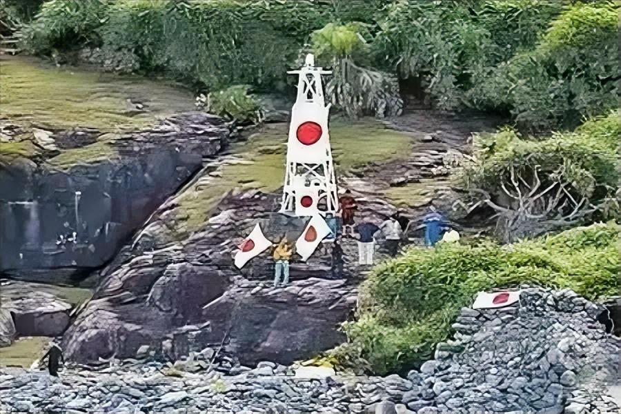目前，在钓鱼岛上还有日本建的灯塔，按说我们就应该果断拆除销毁，连渣都不要剩。钓鱼