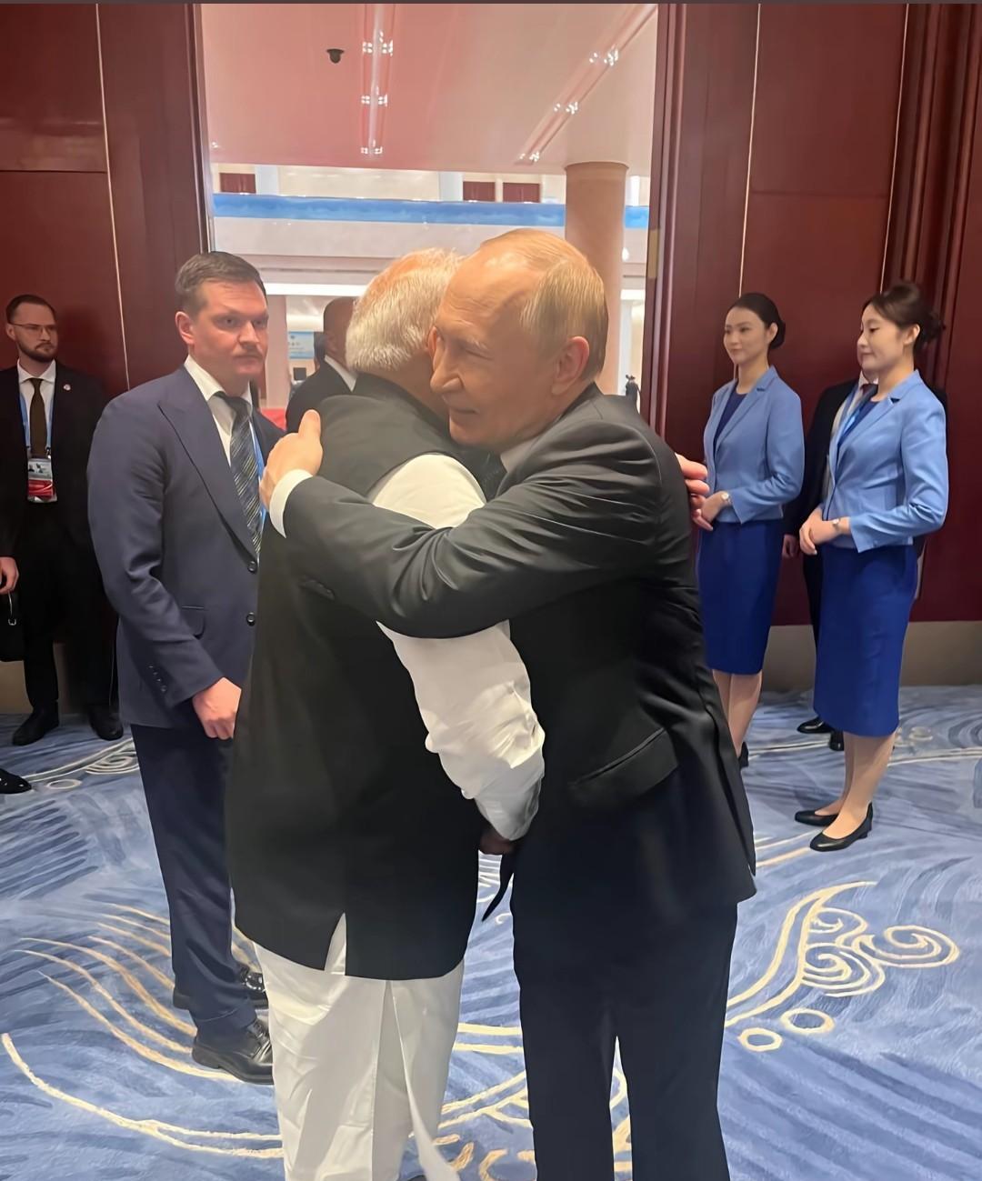 今天上午莫迪和普京参加峰会，两人在峰会现场大厅门口相遇后握手，拥抱，之后手牵着手
