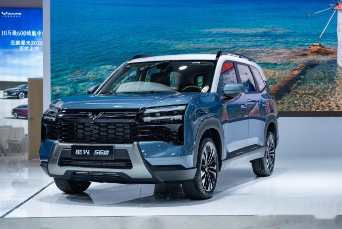 五菱星光560以5.98万起步价颠覆中型SUV市场认知，4.7米长度、1.85米