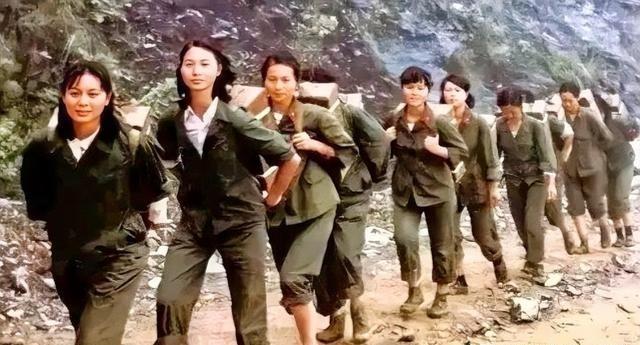 1986年，老山前线，几个漂亮的女战士，正在往前线运送物资。她们背负着上百斤重的