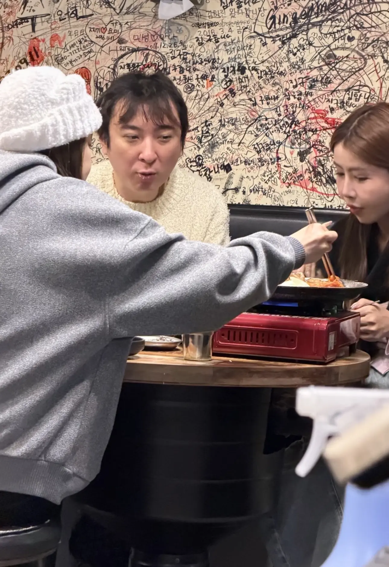 王思聪被偶遇在韩国和金美娜吃饭，网友:这发型也太随意了