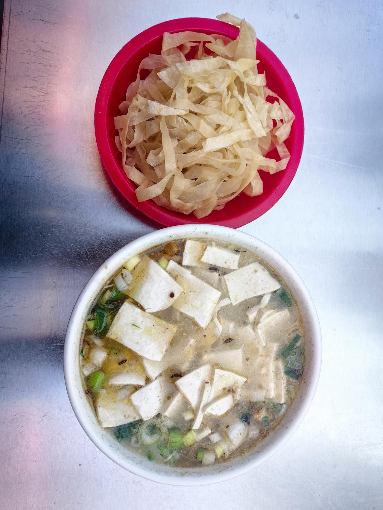 又来喝豆腐汤了！上周刚在家复刻完奶白鲫鱼豆腐汤，1条鲫鱼配400g嫩豆腐，按