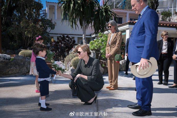 3月25日，摩纳哥亲王阿尔贝二世、王妃夏琳和卡洛琳公主出席异国花园重开仪式这