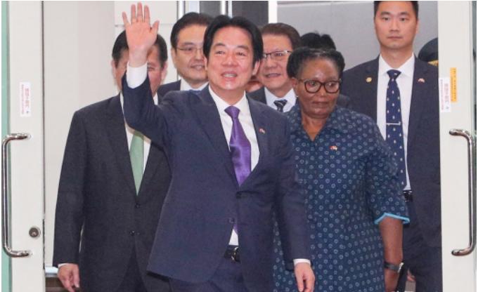 妄谈"外交自主"却像小偷！赖清德窜访全程曝光，返程偷飞强闯成国际笑柄。5