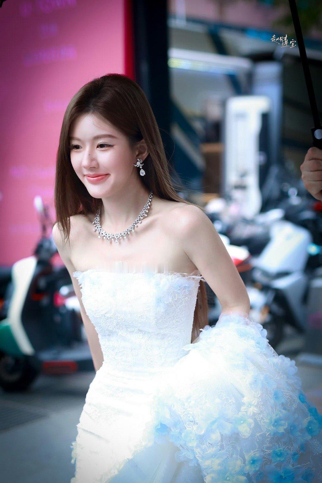 赵露思婚纱上班路透好甜好美​​​