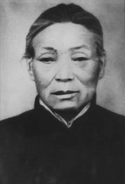 1938年，由于特务告密，鬼子包围了大常村。情急之下，常大娘把肖华司令藏进了枣堆