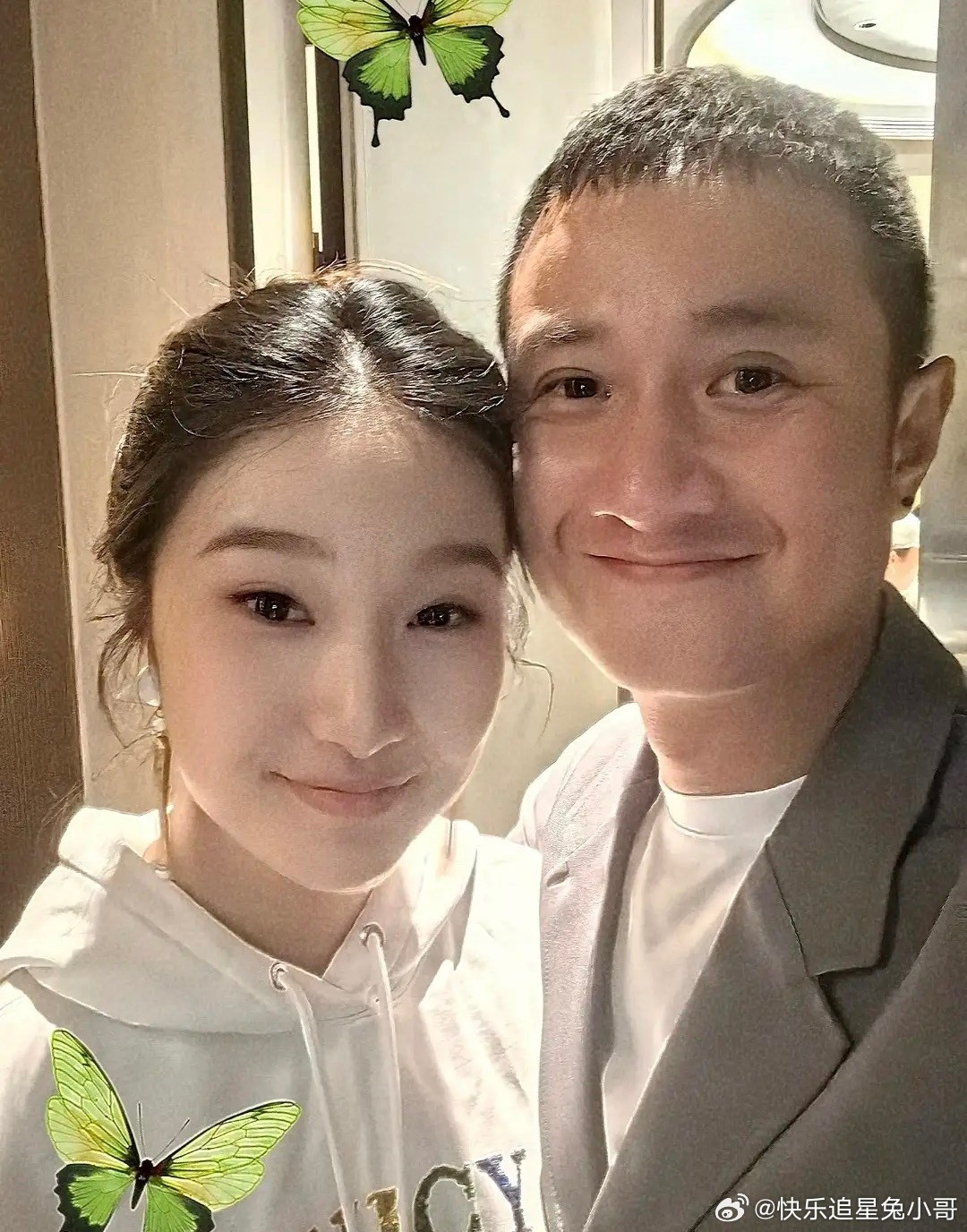 马伊琍大女儿放假去找爸爸，17岁文君竹晒和爸爸一起吃饭的照片，文章和闺女同框笑得