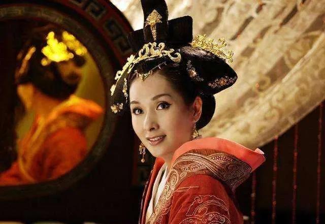前656年，晋献公下朝就去找骊姬。他看到骊姬披头散发、衣衫凌乱。晋献公赶忙问骊姬