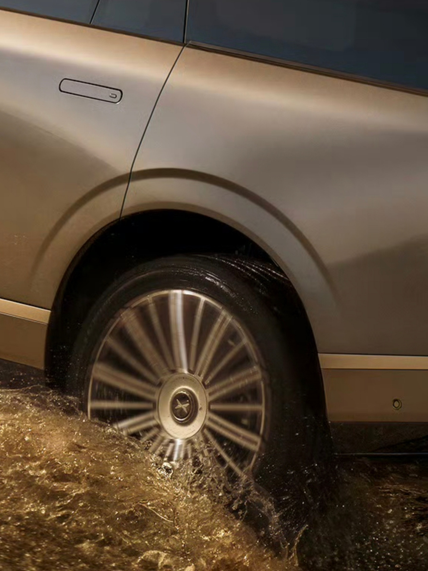 看一下小鹏GX的细节蚌式机盖蚌式尾门轮毂悬浮车标看样子应该还是天地门悬浮车顶纯平