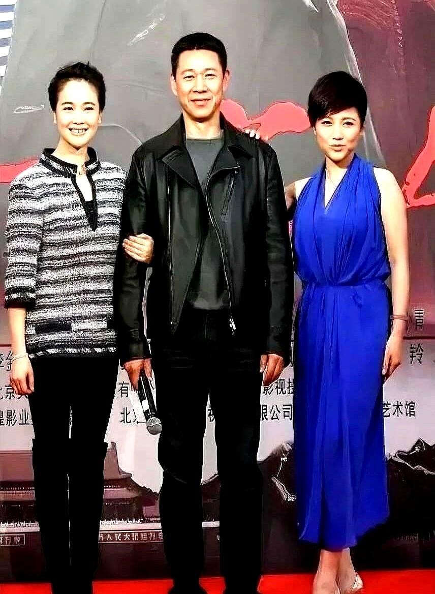 162cm的颜丙燕和一群平均172cm的演员合照，就炸了。这事儿在2023年