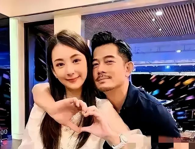50的郭富城难怪被28方媛拿下，这身材换做谁都顶不住吧？
