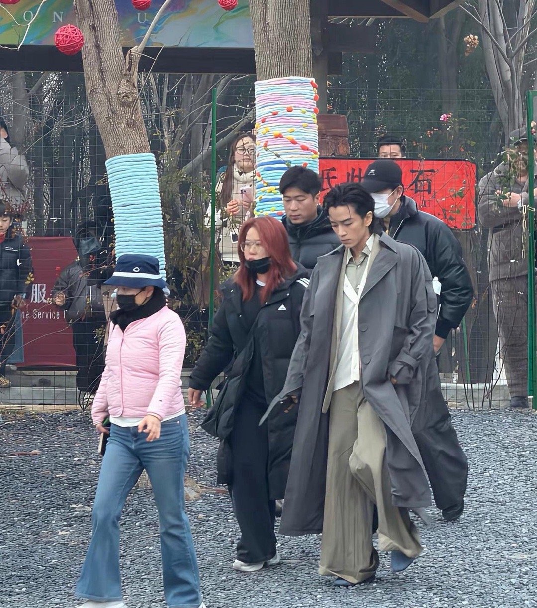 不是一米八五以上的超模身材还是不要穿这样的衣服吧，陈晓都驾驭不了哇！