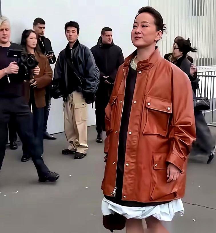 大碗娱乐的股权，变更了。贾玲，从持股35%，一个签字，变成了100%的唯一主人