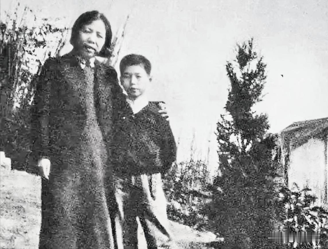 1940年,李鹏依偎在邓颖超的身旁,温暖又温馨,其乐融融,合影留念,永恒的回忆!