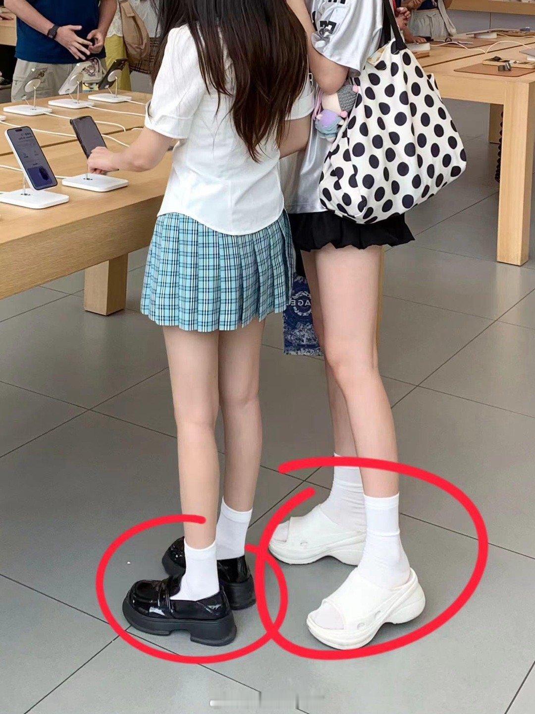 夏天穿短裙鞋子选左边还是右边？夏天穿这种短裙，该配那种鞋子啊，小皮鞋会不会闷脚