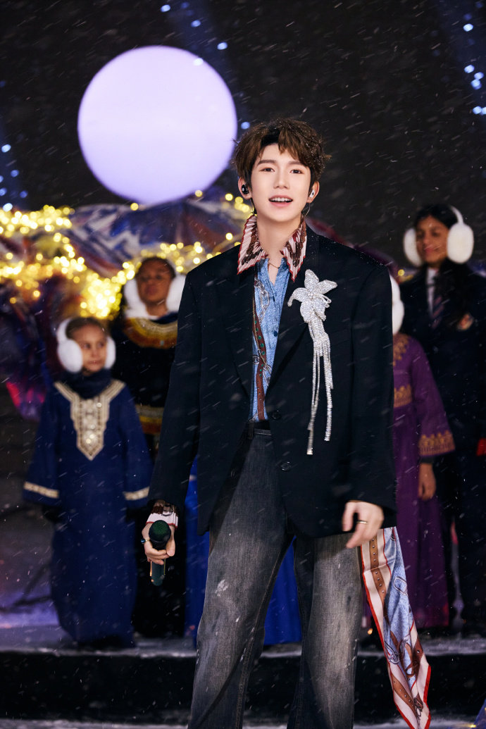 王源看完你的看你的王源飘雪童话王子王源看完你的看你的，王源飘雪童话王子，谁懂