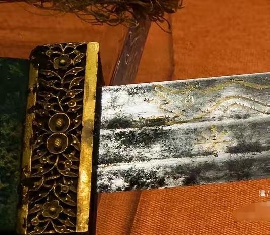 2017年，男子偷祖传宝刀来鉴宝，不料，专家仔细一看，开始直流冷汗，哆哆嗦嗦的问