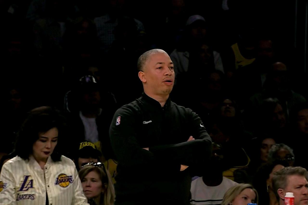 快船真的让人肃然起敬！背靠背客场3分惜败三巨头湖人，在折损两员大将的不利局势下依