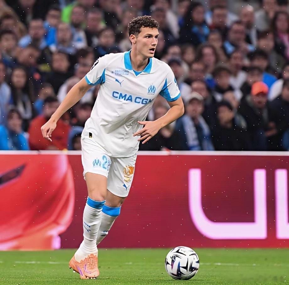 帕瓦尔和索默转会动态！根据记者科拉迪的消息，马赛应该会支付1500万欧元会买断帕