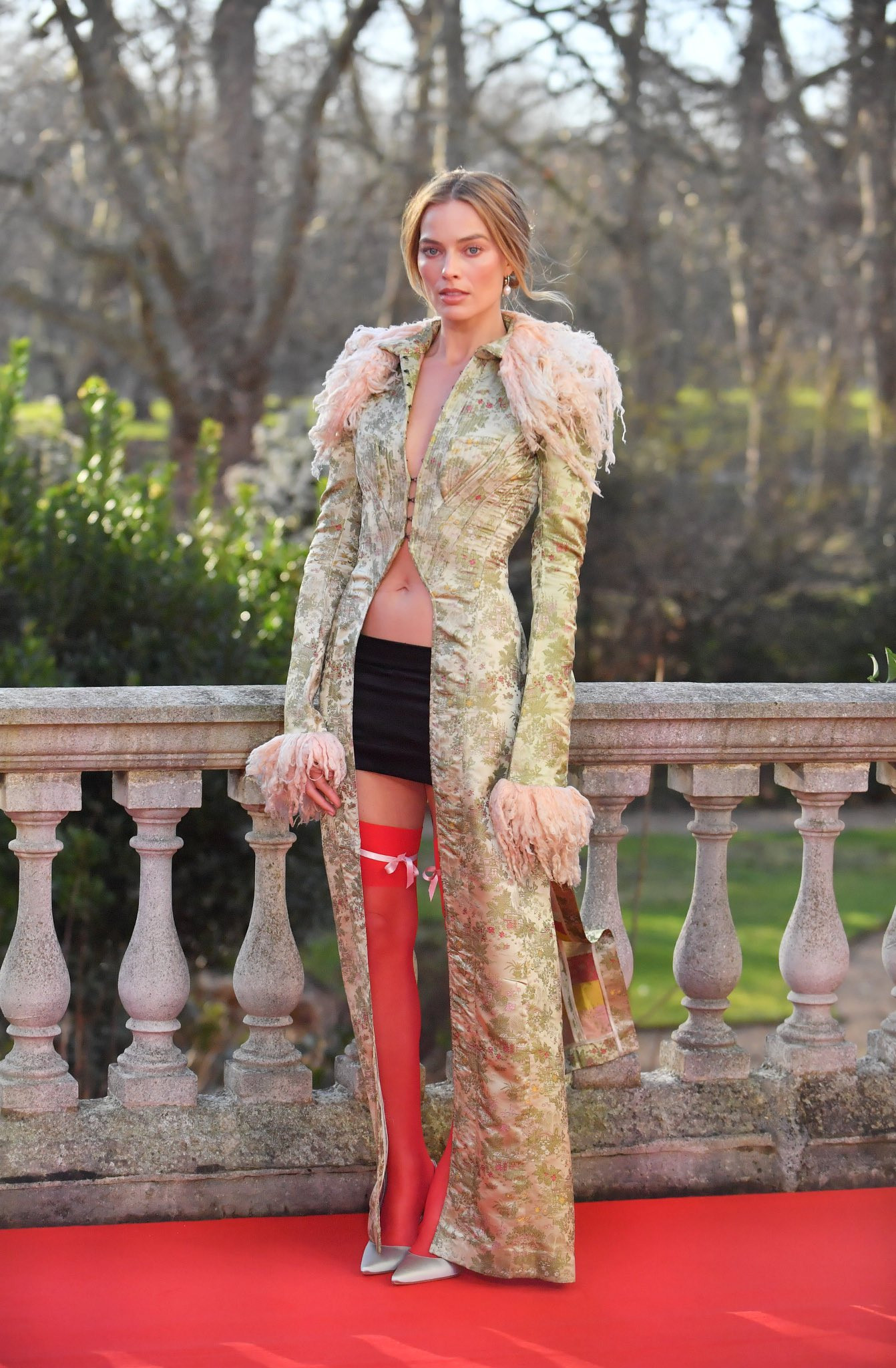 玛格特·罗比亮相伦敦《呼啸山庄》的宣传活动，仍然好美！