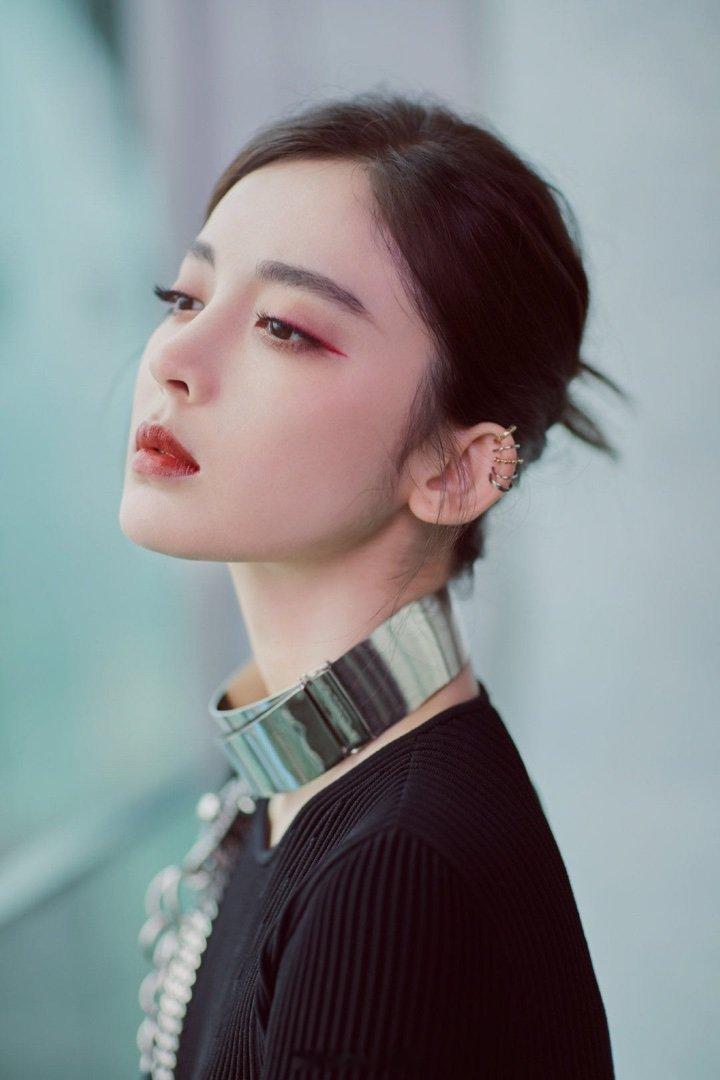 娜扎简直主人妈妈姐姐女王，耳骨钉太涩了🥵