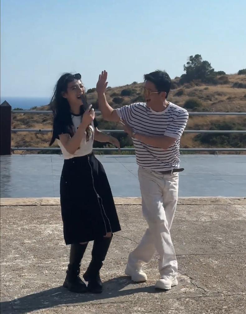 吴京跳舞，动作柔美当场逗笑陈丽君6月17日陈丽君晒出塞浦路斯同框视频，二人合